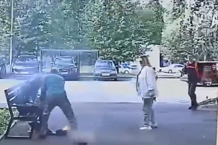 一名男司機恰巧經過,上前用布撲滅他身上的火。(X)