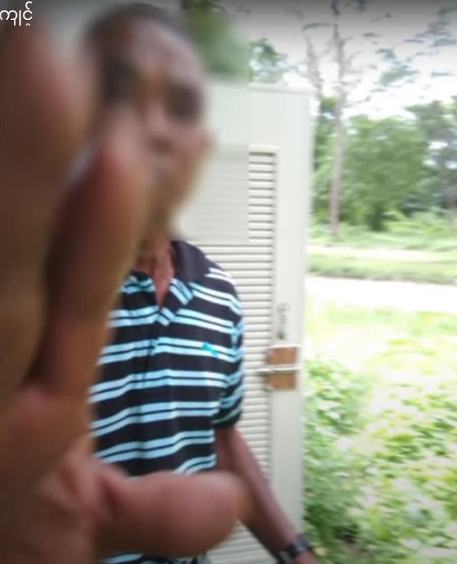 男子隨後懷疑惱羞成怒,伸手遮擋鏡頭,甚至試圖襲擊目擊者。(YouTube)