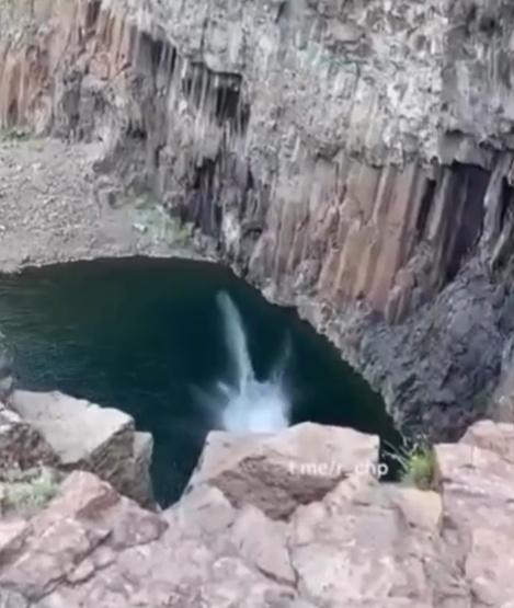 男子激起巨大拍水聲與大片浪花,男子面部向下沒有反應,隨後慢慢沉下。(X)