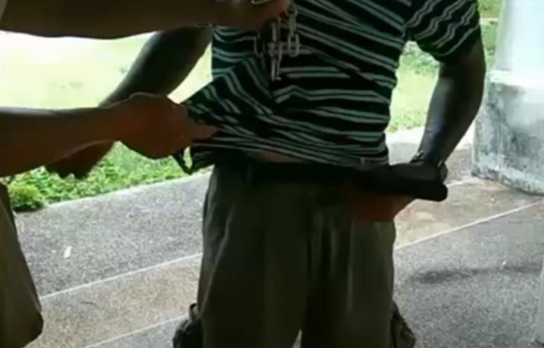 男子當時連褲頭皮帶也未及扣上,更直認不諱:「我性侵了那隻狗」。(YouTube)