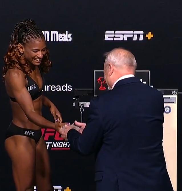 Angela很自然地將義乳交予對方,對方亦很順其自然的接過。(X)