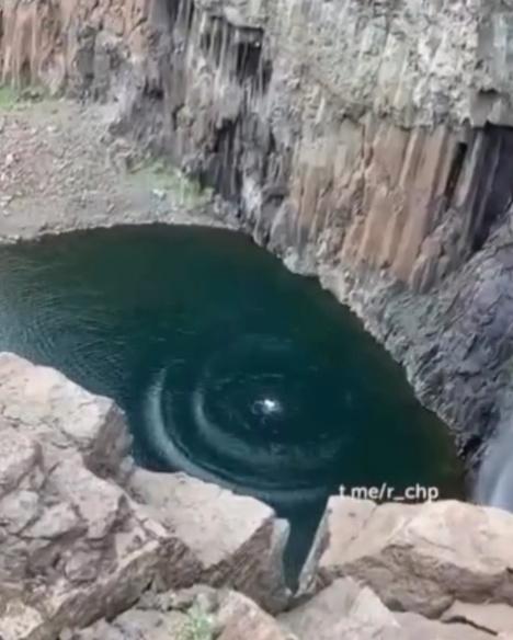 男子激起巨大拍水聲與大片浪花,男子面部向下沒有反應,隨後慢慢沉下。(X)