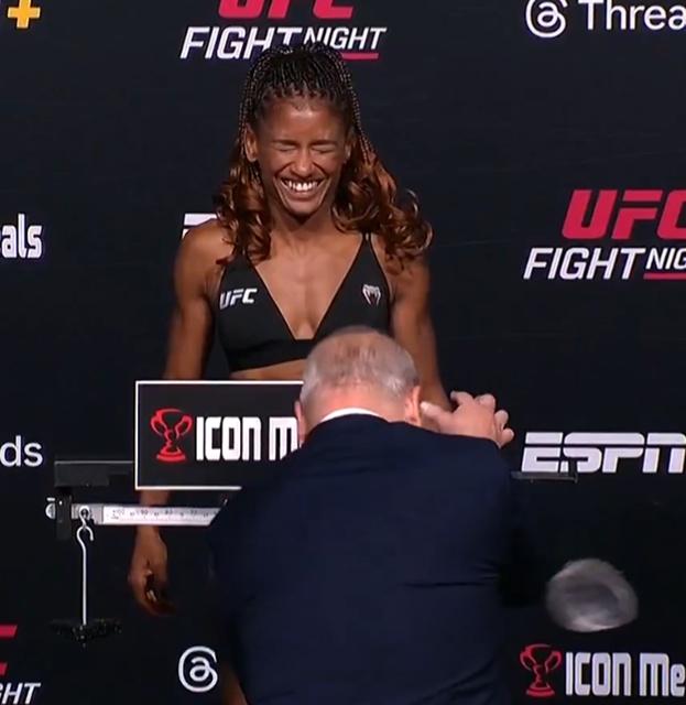 其中一塊義乳卻掉在地上。(X)