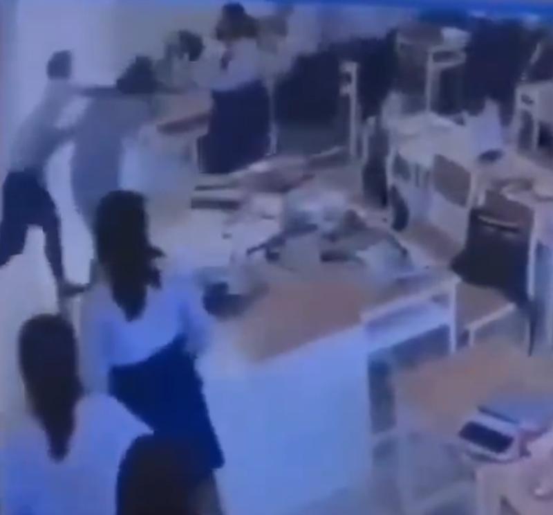 同學試圖阻止未果,直到一名男教師趕到才制止。(X)