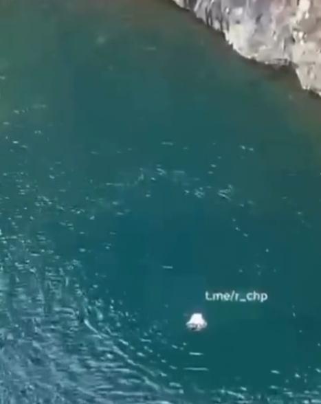 男子激起巨大拍水聲與大片浪花,男子面部向下沒有反應,隨後慢慢沉下。(X)