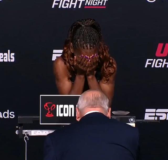 Angela尷尬得用手掩面,台下發出一陣笑聲。(X)