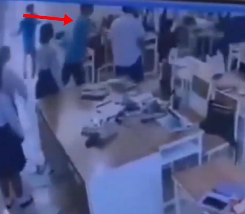 同學試圖阻止未果,直到一名男教師趕到才制止。(X)