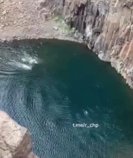 在場戒備的救援人員雖然隨即展開搜救,惟仍然於幾個小時後才找到並打撈起男子的遺體。(X)