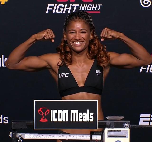 Angela循例擺出展示肌肉的甫士後,立即拾起磅上的義乳塞回胸前。(X)