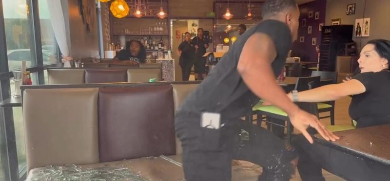 當場玻璃碎片四處飛濺,現場食物全被掃落,Nina被撞跌地上。(IG)