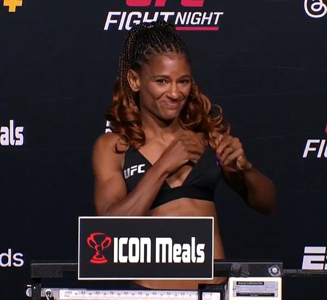 Angela循例擺出展示肌肉的甫士後,立即拾起磅上的義乳塞回胸前。(X)