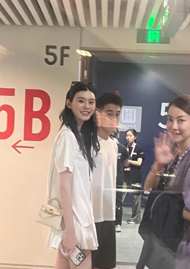 兩人在行人通道上,遇見霍汶希即上前寒暄。