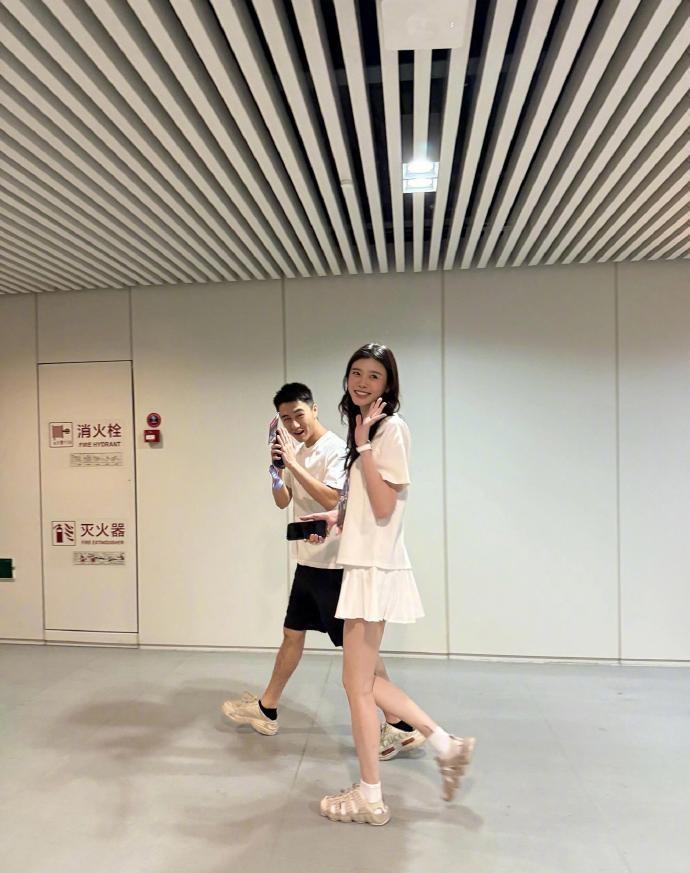 何猷君與奚夢瑤向拍照的fans揮手示好。