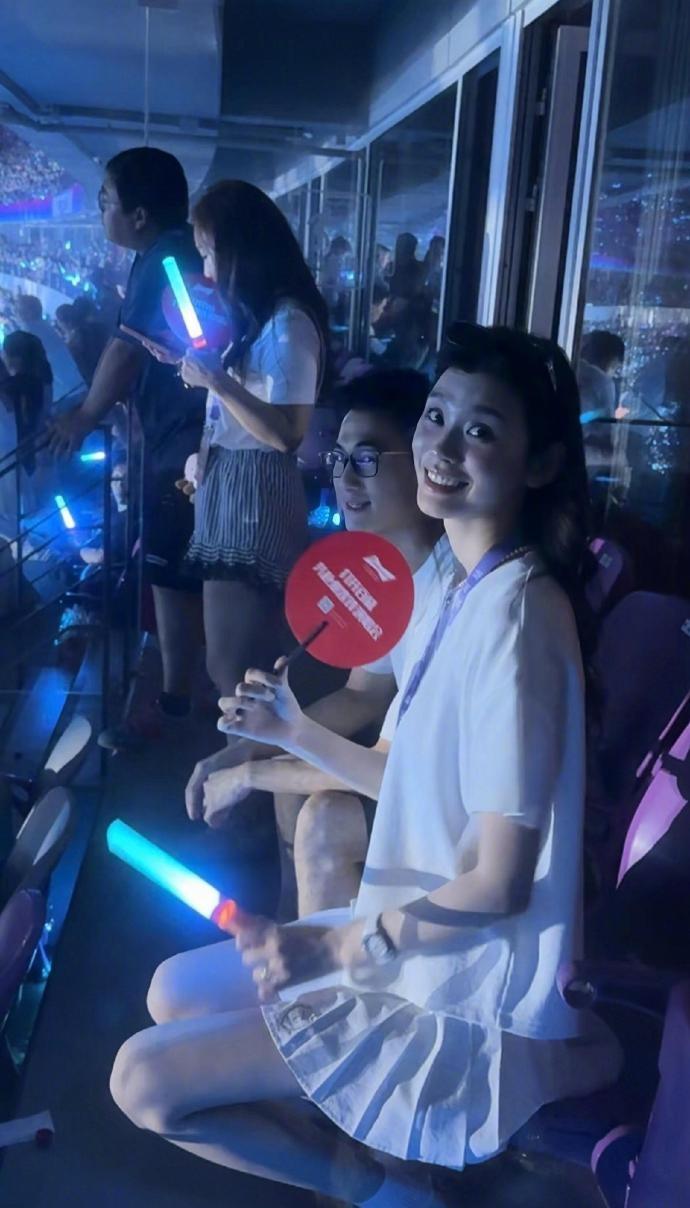 遇見fans拍照,何猷君與奚夢瑤大方展示笑容。