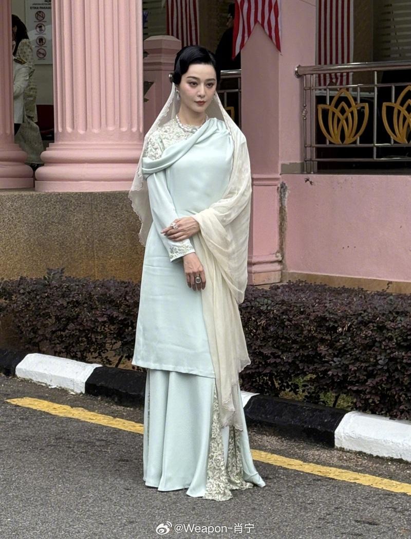 穿上當地傳統服飾,企定定讓記者影相。