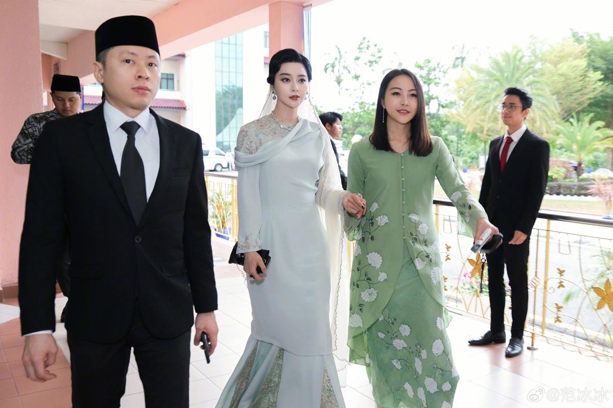 冰冰今日趕到受勳場地。