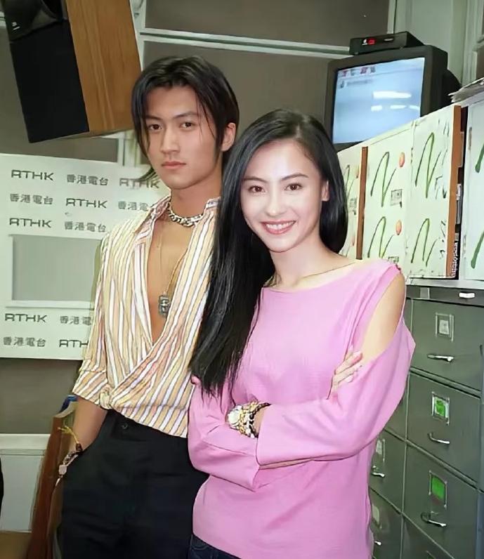 霆鋒與栢芝的一段婚姻,育有兩位兒子。