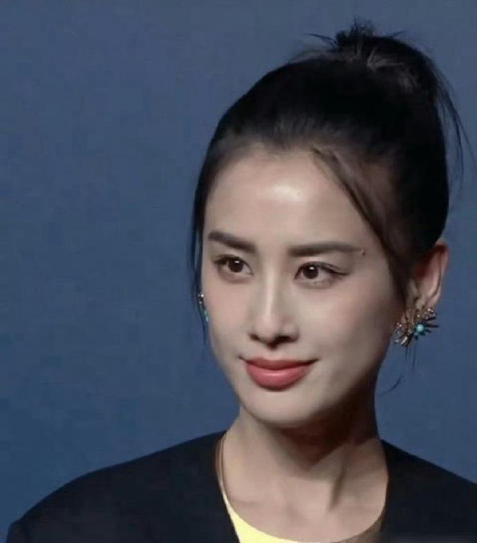 趙子儀的美貌與形象,還有優雅端莊的風範,都讓人聯想到黃聖依。