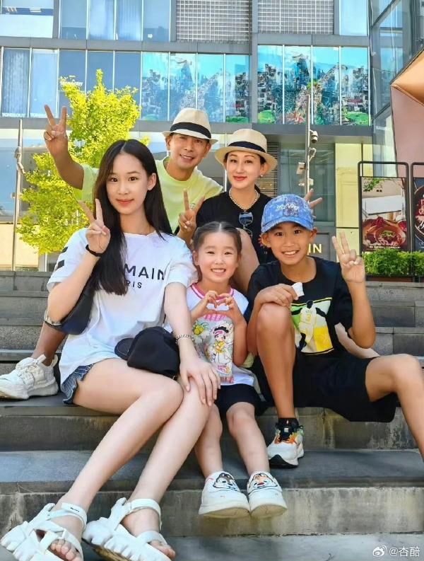 趙文卓有兩女一子,大女趙子儀被指與黃聖依樣貌相似。