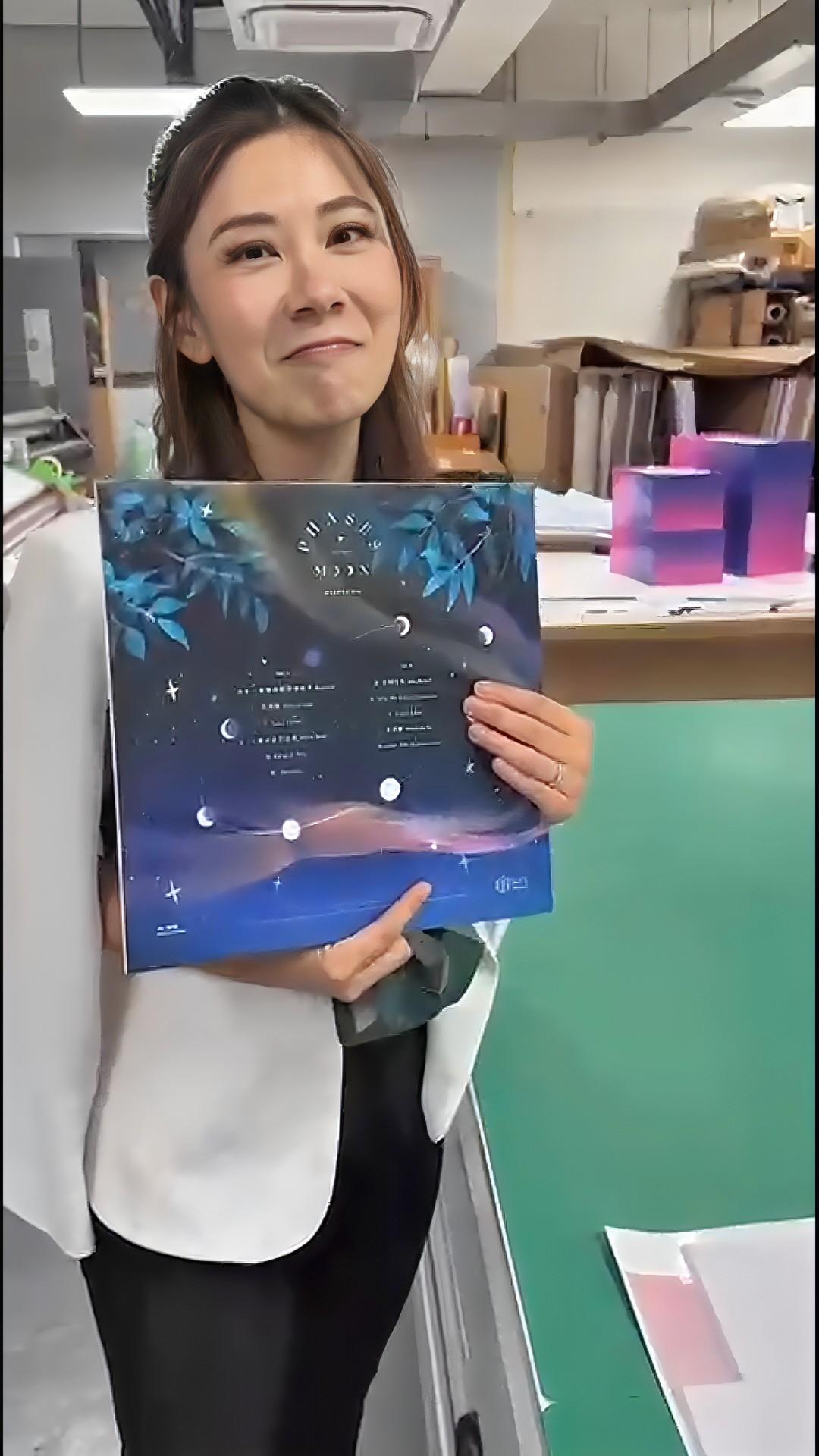 Robynn在鏡頭前展示專輯。