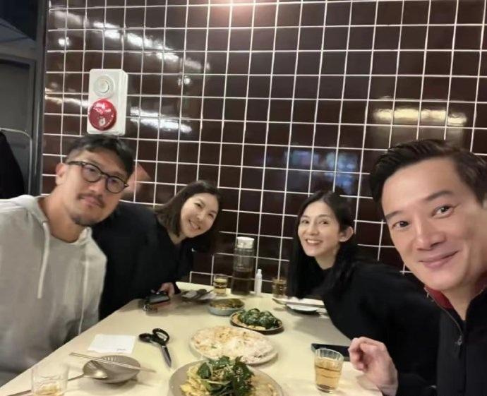 今年4月Charlie偕夫與好友許茹芸夫婦飯聚。