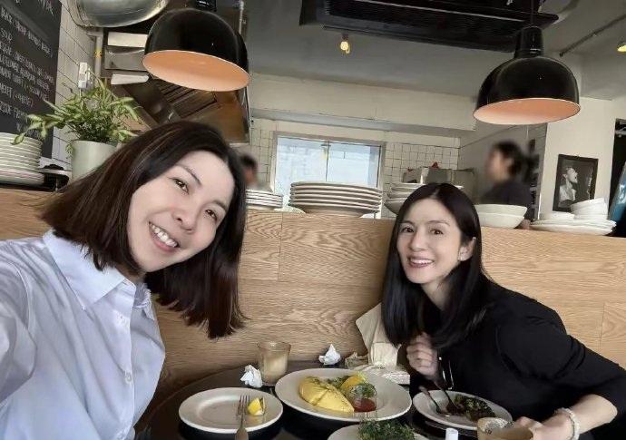 當年Charlie赴台灣發展,與許茹芸結成好友,友誼一直維持至今。