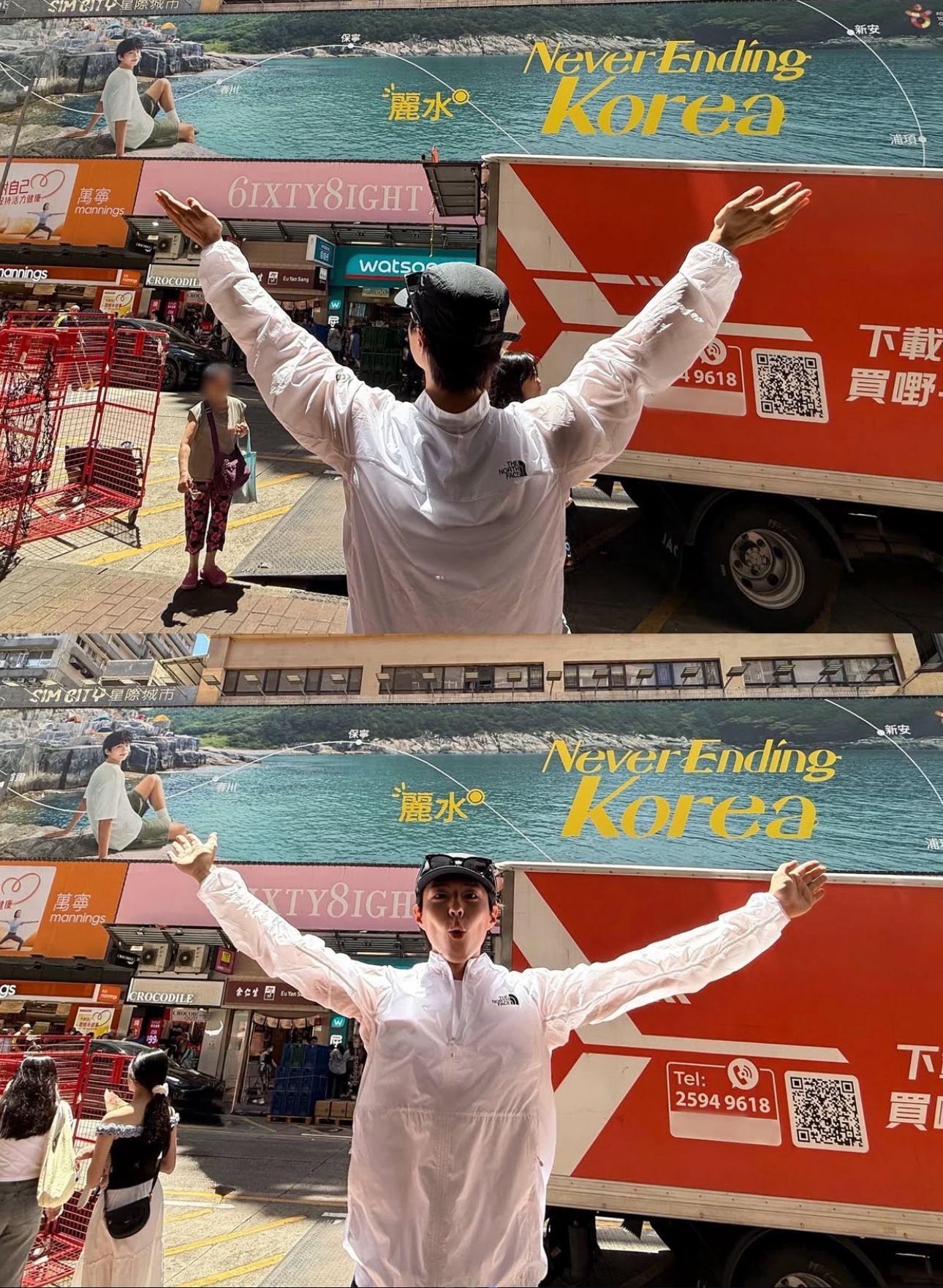 朴寶劍在自己應援廣告前拍照留念。