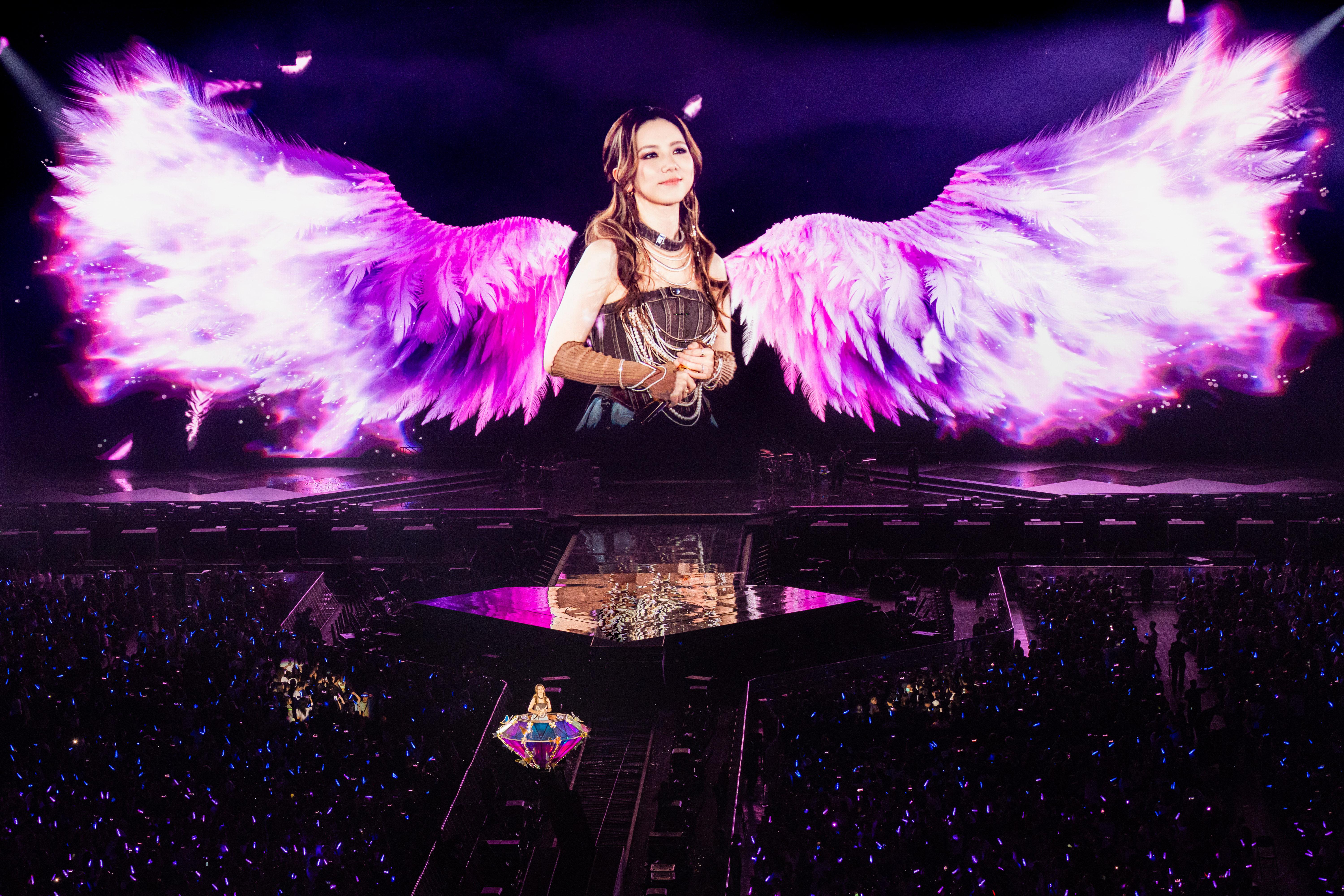 寵粉的G.E.M.亦唱出多支早期廣東歌。