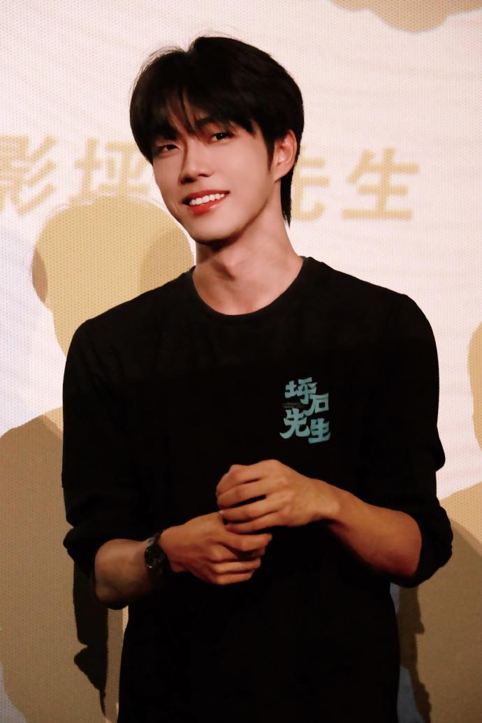 顏秋越近日在內地不同地方宣傳自己有份參演的《坪石先生》。