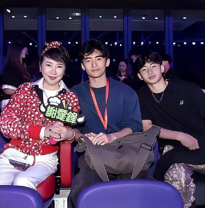 Lucas、Quintus與嫲嫲拉姑,一起欣賞老竇表演。