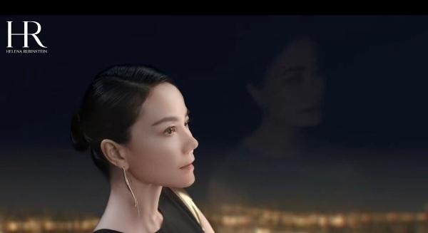 臉部近距離特寫,仍不見一絲皺紋。