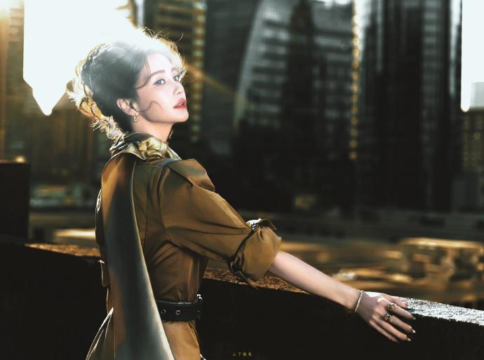 換上另一奪戰衣的Angelababy,氣質溫婉甜美。