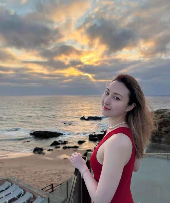 何超雲膚白貌美,生活似乎依然充滿色彩。