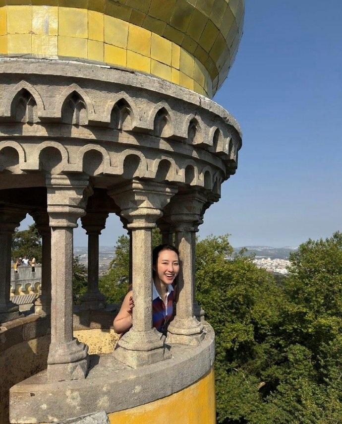 何超雲身穿休閒服裝,露出輕鬆自然的笑容。