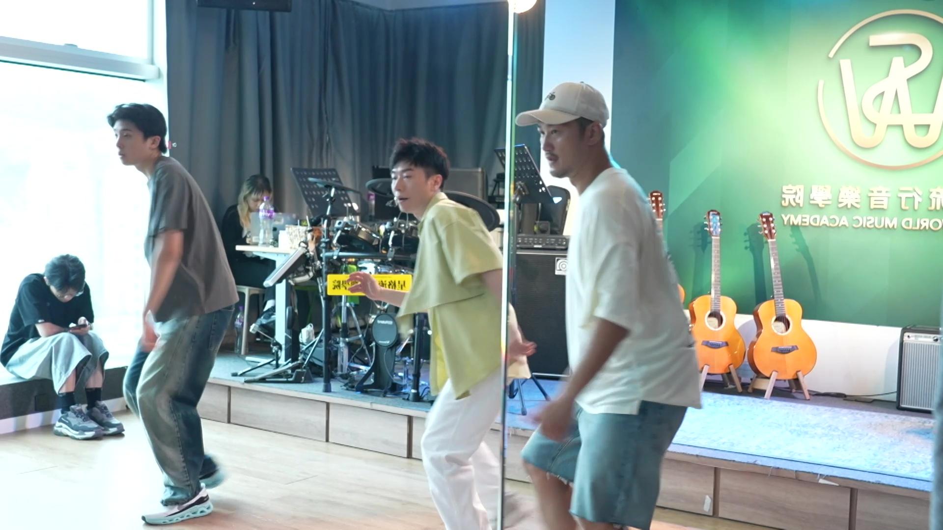 吳浩康非常認真與陸卓謙排練舞步。