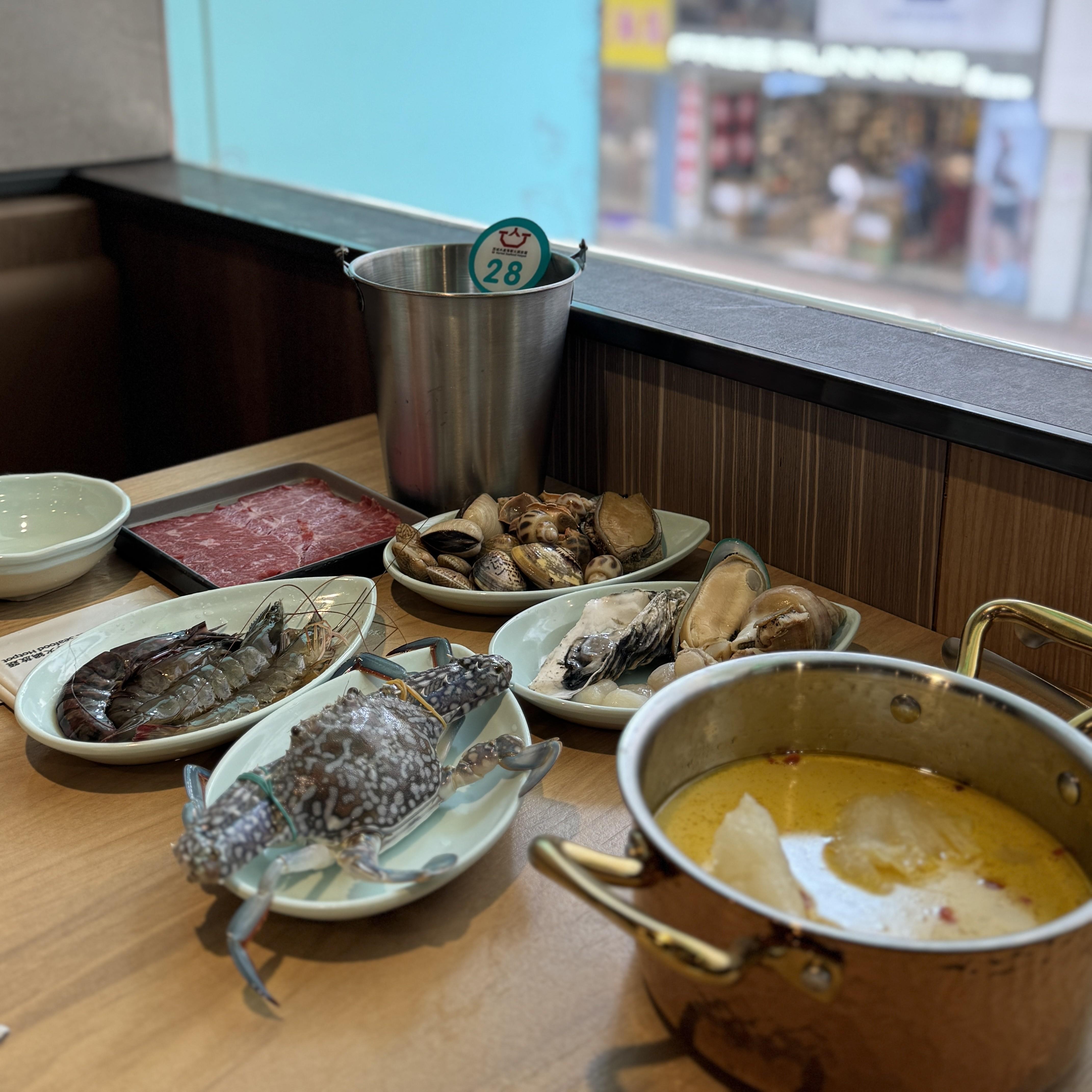 店內特別採用隱藏式一人一鍋爐頭及精緻玫瑰金錘紋鍋,營造舒適的環境讓客人享受火鍋。