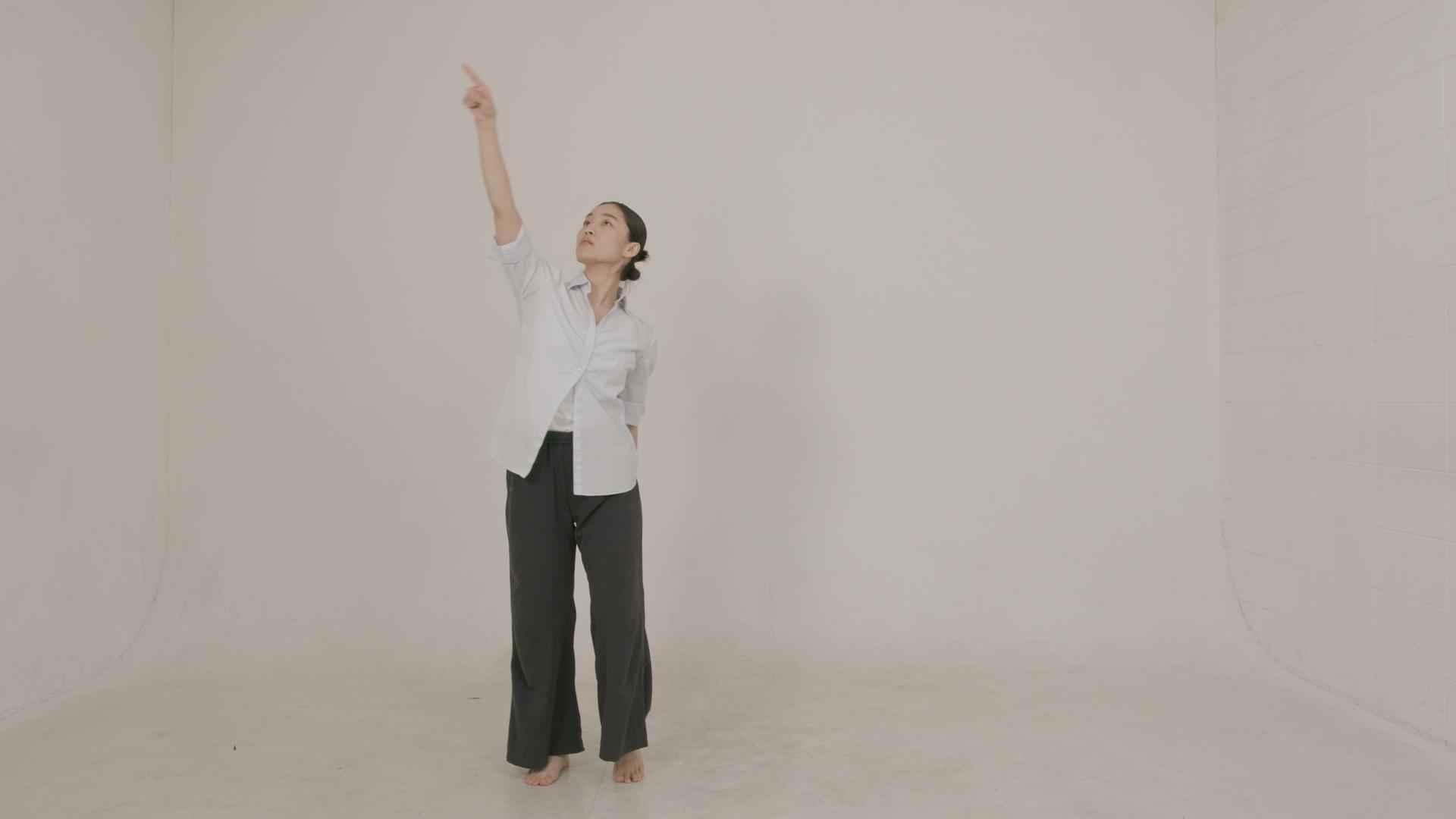 李珠榮影音作品《躊躇(Wading Through)》。