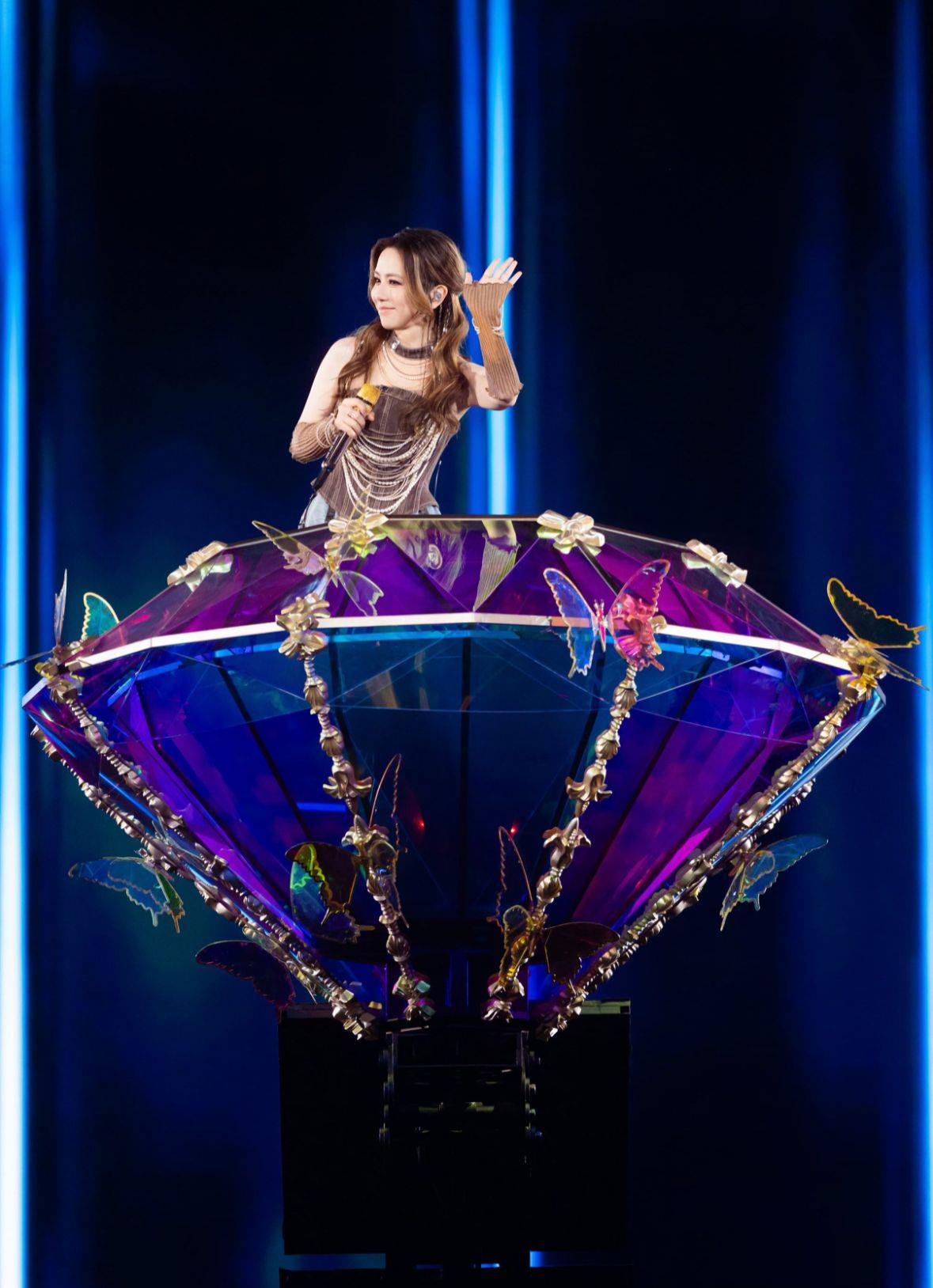 在場四萬歌迷齊見G.E.M.鄧紫棋再創新記錄,成為首位於啟德主場館開唱五場歌手。