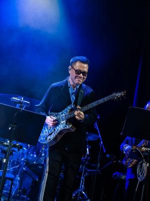 爵士結他大師包以正,有份為Laura Fygi伴奏。