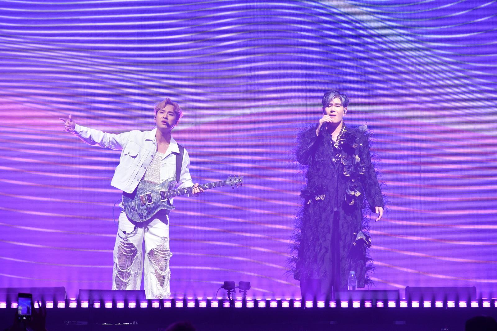 師兄周吉佩驚喜現身,與張興辰合唱經典歌曲《光輝歲月》。