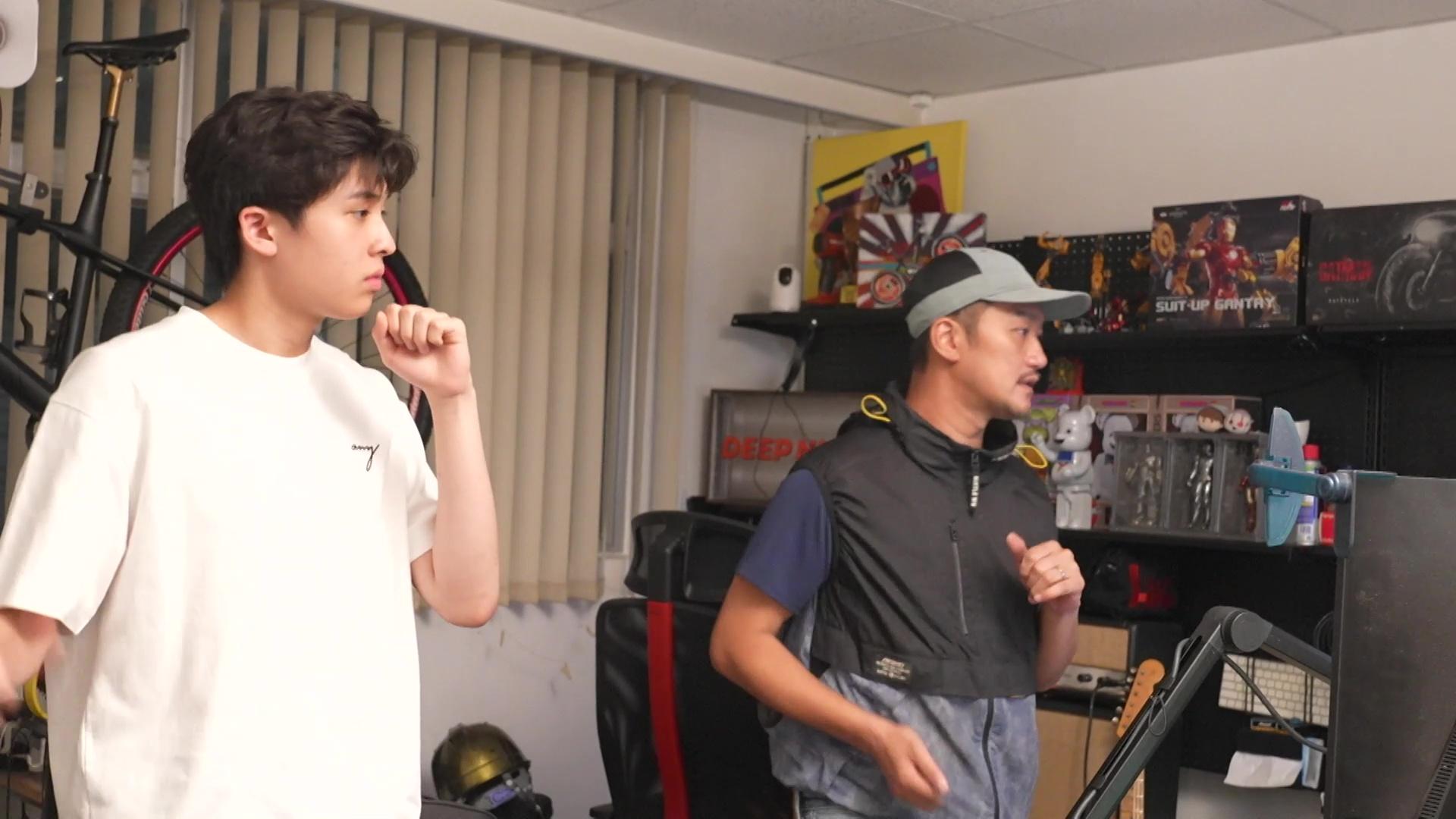 吳浩康非常認真與陸卓謙排練舞步。