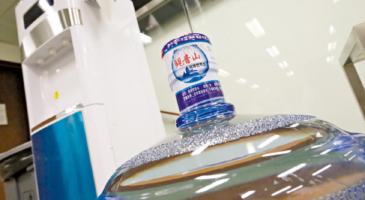 財經事務及庫務局長許正宇 冒牌水事件