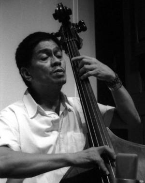 Rudy Balbuena負責低音大提琴。