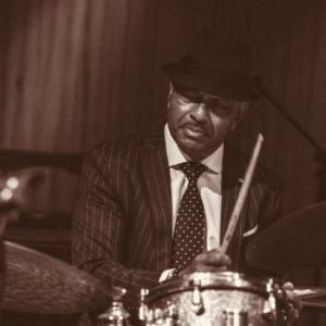 Anthony Fernandes負責鼓樂。