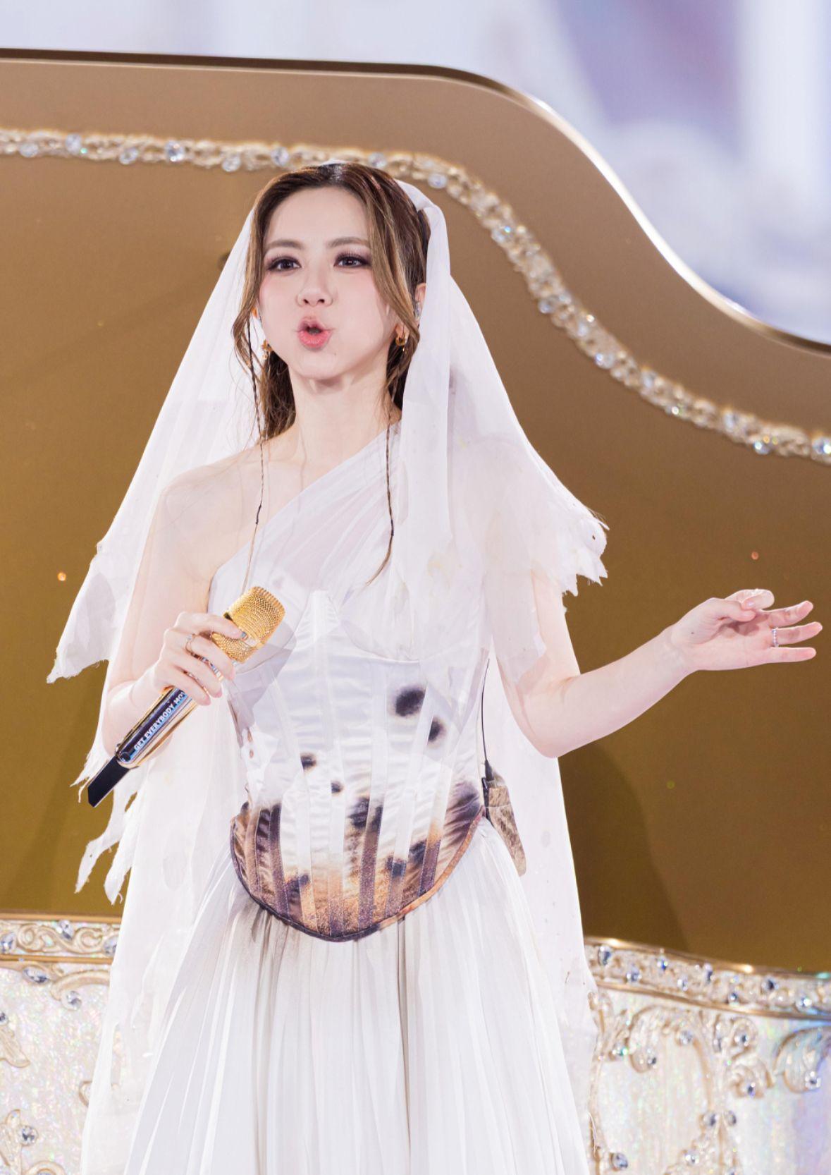 G.E.M.鄧紫棋上星期五(15日)於香港舉行《G.E.M.鄧紫棋 I AM GLORIA世界巡迴演唱會2.0 - 香港站》,成為首位於啟德主場館開唱五場歌手。