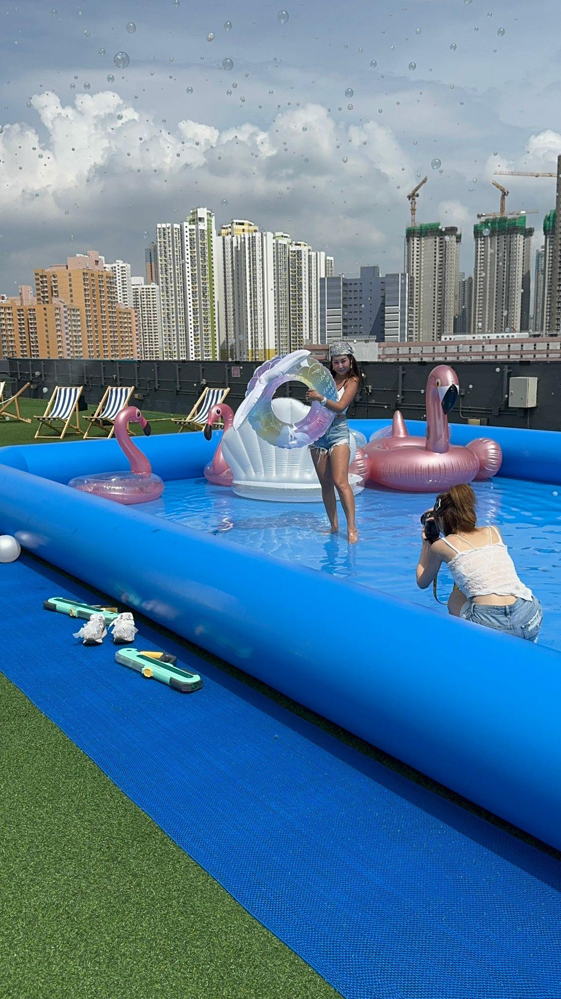 D2 Place天台設有大型水池,每個周末還有免費的泡泡體驗時段。