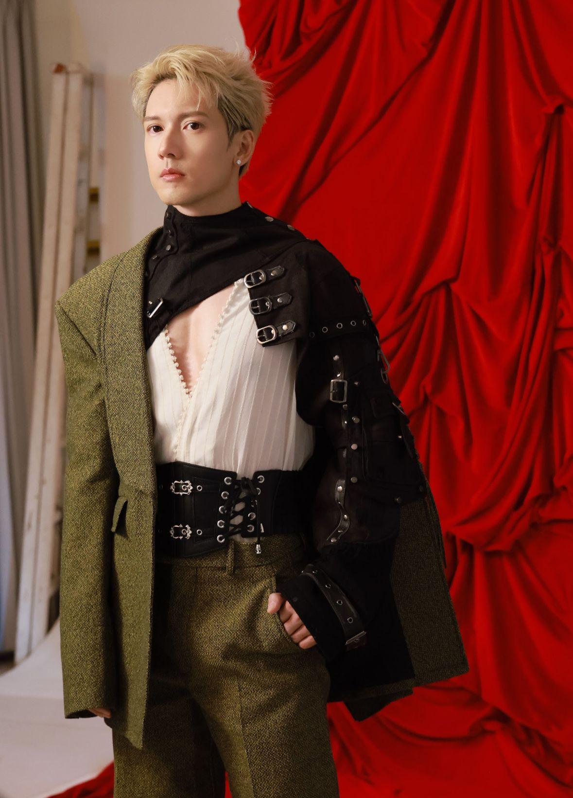 Kenny自爆拍攝海報時全場焦點都落在他的胸肌。