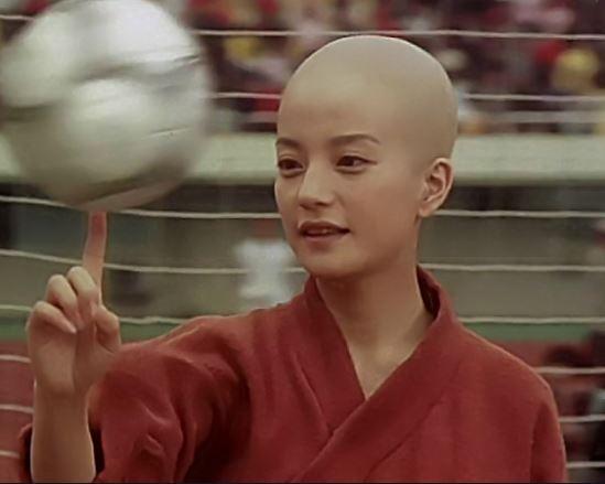 趙薇在《少林足球》中曾飾演阿梅的角色。(《少林足球》劇照/資料圖片)