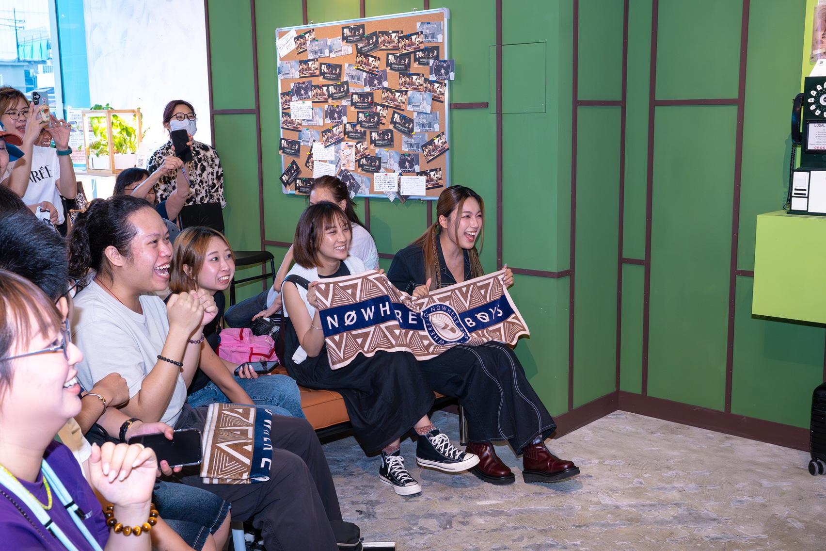 Feanna不用出場時,就像小fans狂旁欣賞Nowhere Boys演出。