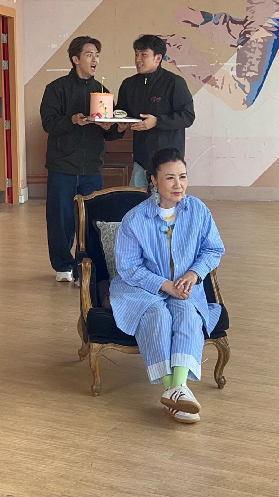 汪明荃78歲生日正日返回TVB拍節目,周嘉洛阮浩棕奉上「太陽花蛋糕」送驚喜。